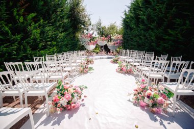 Çiçekli bir düğün kemerinin dekoratif tasarımı.