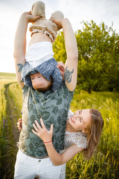 Família feliz na natureza. Mãe, pai e filho na natureza. — Fotografia de Stock