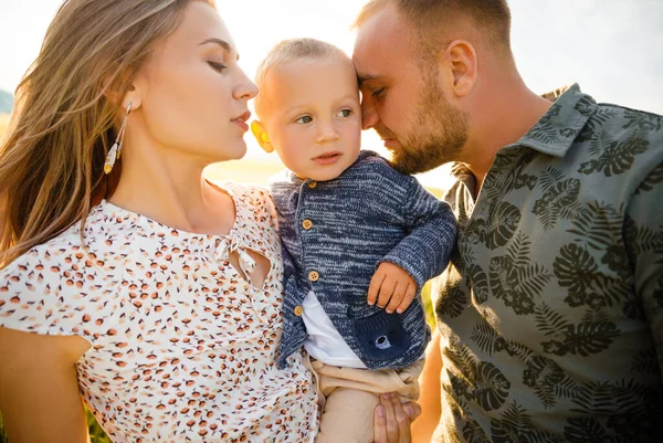 Família feliz na natureza. Mãe, pai e filho na natureza. — Fotografia de Stock