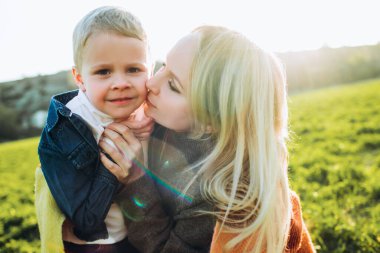 Anne yeşil çimlerde bebeğiyle oynuyor.. 