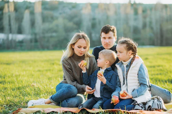 Familj picknick med äpplen på det gröna gräset. — Stockfoto