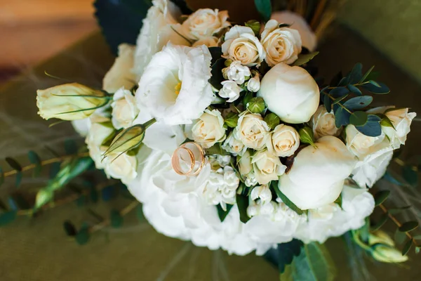 Ramo nupcial blanco de rosas y peonías. Día de la boda. — Foto de Stock