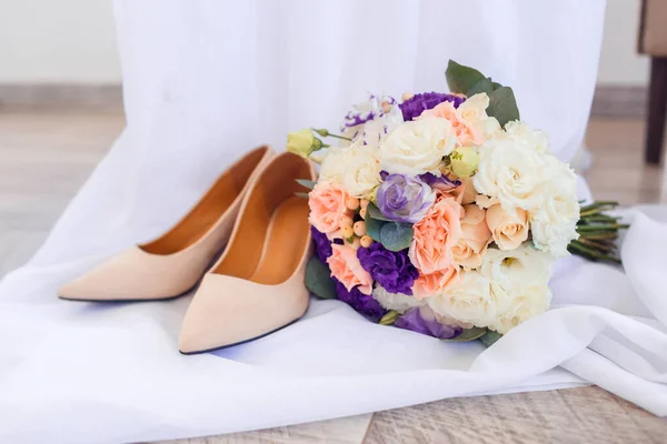 Zapatos de boda y un delicado ramo de bodas. Flores de boda. — Foto de Stock