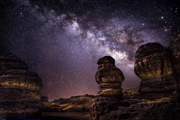 Vista Panorâmica Láctea Sobre Montanha Rochosa — Fotografia de Stock