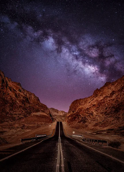 Vista Panorâmica Láctea Sobre Estrada Vazia Deserto — Fotografia de Stock