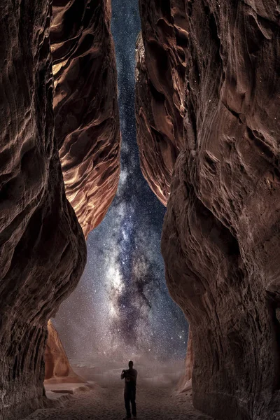 은하수를 바라보는 실루엣의 — 스톡 사진