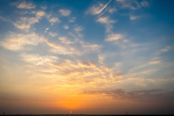 Bulutlu Arkaplanda Renkli Gün Batımı Görünümü — Stok fotoğraf