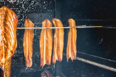 Erken Bahar alan, arka planda bulutlar