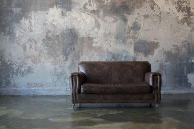 Duvar arka planda kahverengi kanepe, loft tarzı