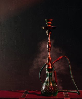 Şık oryantal nargile. Nargile güzel bir oryantal arka plan üzerinde, duman