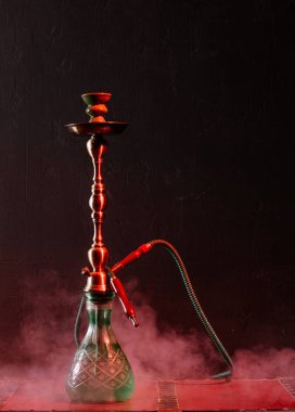 Şık oryantal nargile. Nargile güzel bir oryantal arka plan üzerinde, duman