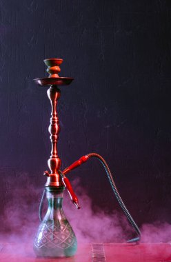 Şık oryantal nargile. Nargile güzel bir oryantal arka plan üzerinde, duman