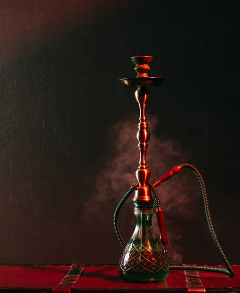 Stylová Orientální Šisha Hookah Krásném Orientálním Pozadí Kouř — Stock fotografie