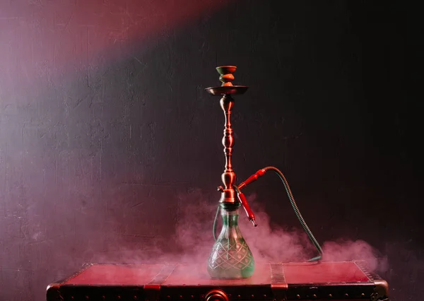 Stylová Orientální Šisha Hookah Krásném Orientálním Pozadí Kouř — Stock fotografie