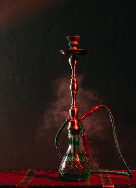 Şık oryantal nargile. Nargile güzel bir oryantal arka plan üzerinde, duman