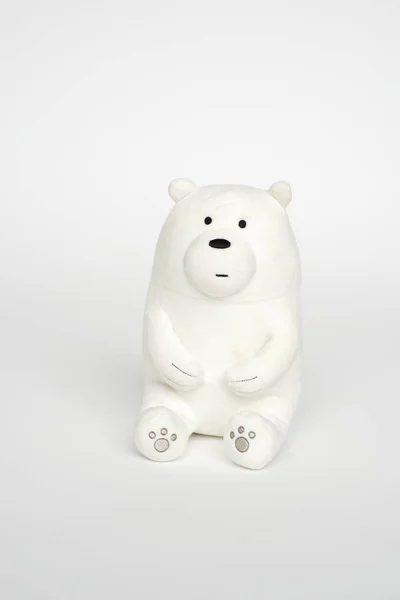 Мягкая Игрушка Белом Фоне Детский Плюшевый Белый Медведь Сидит Трикотажном — стоковое фото