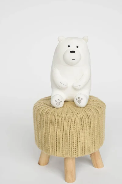 Мягкая Игрушка Белом Фоне Детский Плюшевый Белый Медведь Сидит Трикотажном — стоковое фото