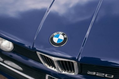 Kiev, Ukrayna. 10 Mayıs 2019. Eski araba arazi festivali. Eski arabanın önünde. mavi bmw, eski okul, araba kaputu.