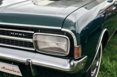 Kiev, Ukrayna. 10 Mayıs 2019. Eski araba arazi festivali. Vintage Opel. Vintage araba ön, başlık.