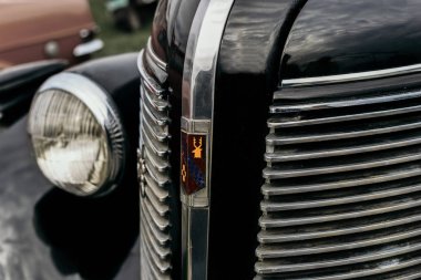 Kiev, Ukrayna. 10 Mayıs 2019. Eski araba arazi festivali. Vintage siyah buick 8 araba ön, eski okul.