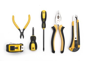 Siyah sarı araçlar - bıçak, çerçeveler, bant ölçüsü, tornavida, beyaz bir arka plan üzerinde nippers. Metin için yer. Çalışma envanteri