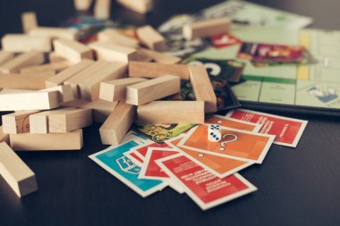 gemide zar ile renkli oyun figürleri ve kartları