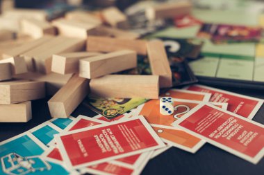 gemide zar ile renkli oyun figürleri ve kartları