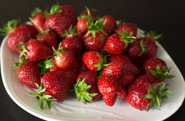 Beyaz ahşap arka plan, berry bir kase sulu taze çilek