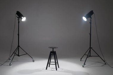 Stüdyodan beyaz arka planda hazır fotoğraf çekimi kurulumu. Boş sandalyeli Fotoğrafçılık stüdyosu