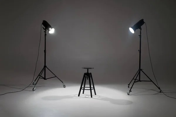 Configuração de sessão de fotos pronta em fundo branco no estúdio. Estúdio de fotografia com cadeira vazia — Fotografia de Stock