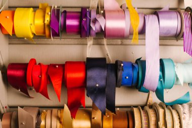 Özel bir çiçekçi dükkanı tribünlerde renkli şeritler. Rulo Yapışkan bantlar