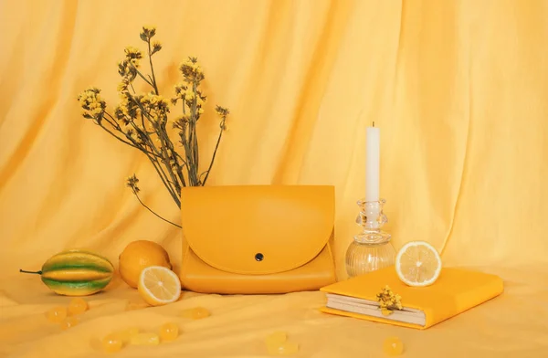 Oggetti gialli: borsa, libro, limone, caramelle, fiori su fondo giallo. sfondo tessuto, layout, posto per il testo. design — Foto Stock
