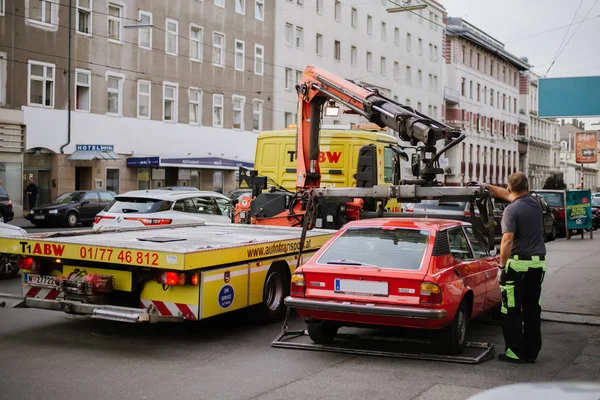 Wien, Österrike-september 19, 2019. Lastbilslaster böter bil på gatan, ledande utgående. — Stockfoto