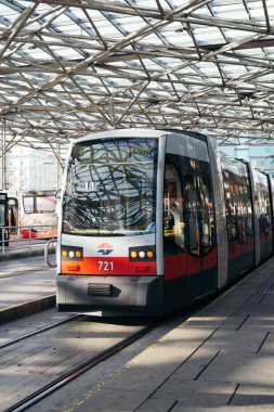 Viyana, Avusturya - 19 Eylül 2019. Şehir modern tramvay