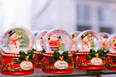 Yeni yıl pazarı. Tatil süslemeleri ve yılbaşı ağacı oyuncakları seti yeni yıl fuar dükkanı penceresinde asılı.