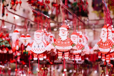 Yeni yıl pazarı. Tatil süslemeleri ve yılbaşı ağacı oyuncakları seti yeni yıl fuar dükkanı penceresinde asılı. Noel baba