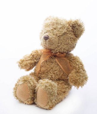 Beyaz arkaplanda izole edilmiş klasik oyuncak ayı..