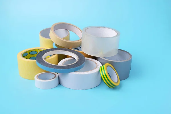 Veel Verschillende Soorten Scotch Tapes Een Blauwe Achtergrond — Stockfoto