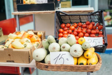Taze domates ve market tezgahında fiyat etiketi olan kabak. Çiftlik sebzeleri, meyve ve bitkiler ticareti. Küçük bir iş. Sağlıklı beslenme.
