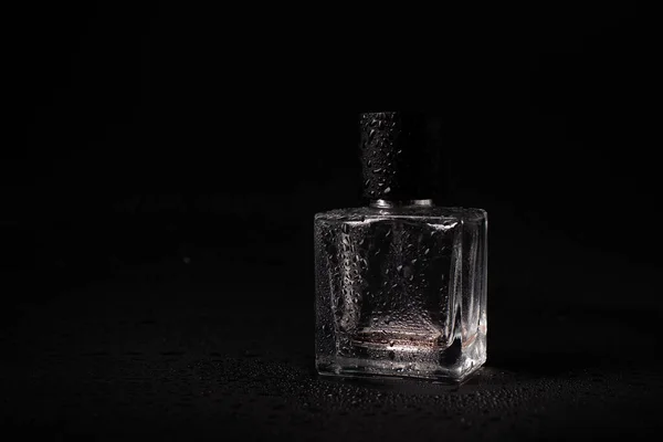 Silueta Frasco Perfume Sobre Fondo Negro Con Gotas Agua Concepto — Foto de Stock