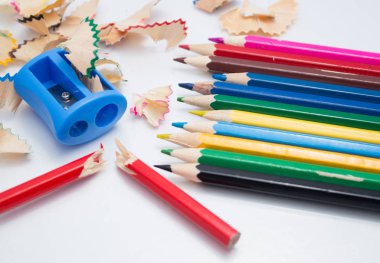 Beyaz arkaplanda renkli kalemler