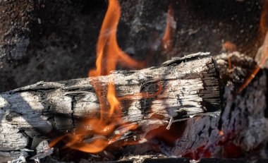 Güneş ışığında parlayan bir ateş...