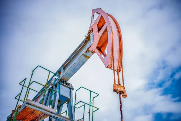 Petrol ve gaz endüstrisi. Bir günbatımı gökyüzü arka plan üzerinde siluet yağ pompaları. Tonda. Petrol endüstrisi ekipmanları. — Stok fotoğraf