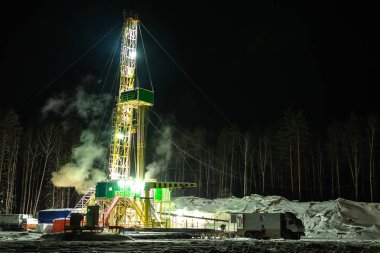 Petrol ve gaz sondaj Rig çarpıcı Cloudscape ile Shore tatlı. Petrol ve gaz sektöründe petrol platformunda petrol sondaj Rig operasyonu. Kara sondaj Rig mavi gökyüzü.