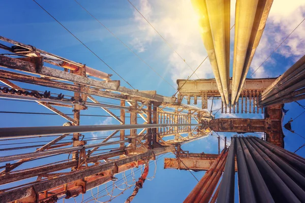 Appareil terrestre terrestre dans l'industrie pétrolière et gazière. plate-forme de forage pétrolier contre un ciel bleu avec des nuages — Photo