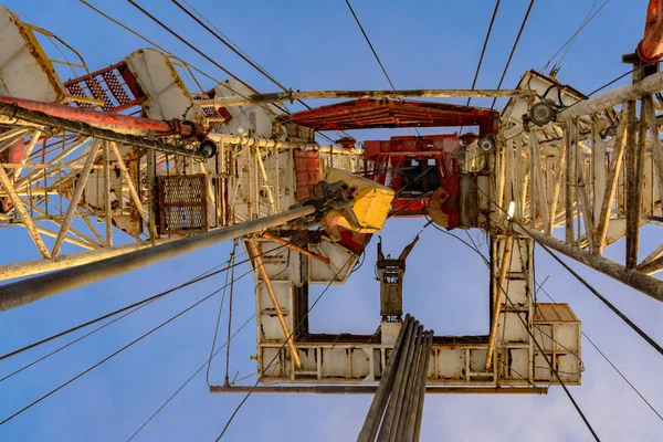 Petrol ve gaz sondaj Rig çarpıcı Cloudscape ile Shore tatlı. Petrol ve gaz sektöründe petrol platformunda petrol sondaj Rig operasyonu. Kara sondaj Rig mavi gökyüzü.