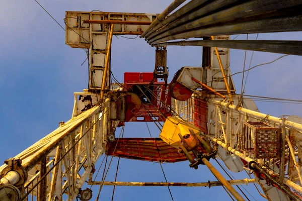 Petrol ve gaz sondaj Rig çarpıcı Cloudscape ile Shore tatlı. Petrol ve gaz sektöründe petrol platformunda petrol sondaj Rig operasyonu. Kara sondaj Rig mavi gökyüzü.