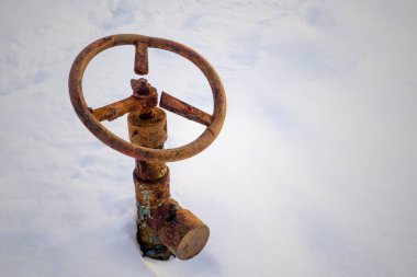 Kapak armatürü olan bir kuyu başının yatay görünümü. Petrol ve gaz endüstrisi kavramı. Arka planda sallanan yağ vanası. Kontrol gazları için offshore petrol ve gaz saha servisi operatörü açık vana.