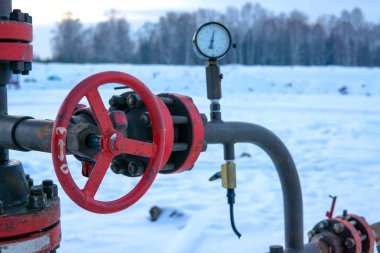 vana yakın çekim güneşli bir günde alanında bir petrol boru hattı fiş. Arka planda sallanan yağ vanası. Birkaç petrol boru hattı anahtarıgüzel yakın çekim 