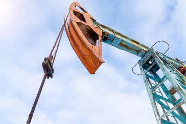 Madencilik ve taş ocağı. Dünya'nın bağırsaklarından yağ çıkarma için kurulumlar. Pumpjack bir yağ kuyusunda pistonlu pompa için yer üstü sürücü